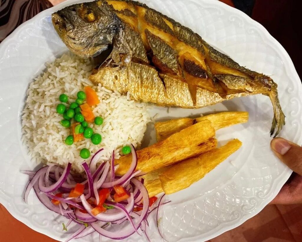 Pescado frito con yuca en restaurante de Talara 