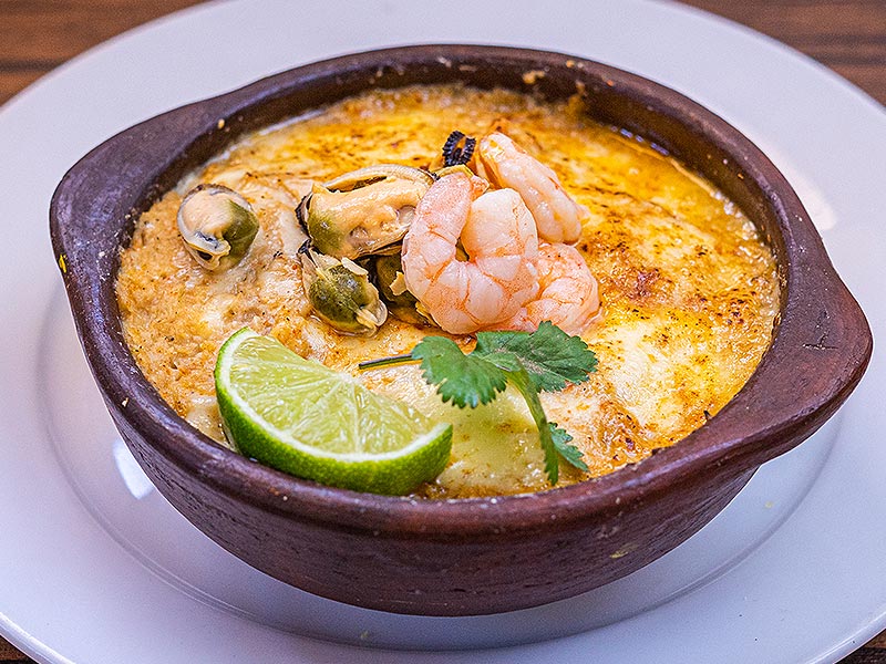 Chupe de mariscos típico del norte peruano en Talara